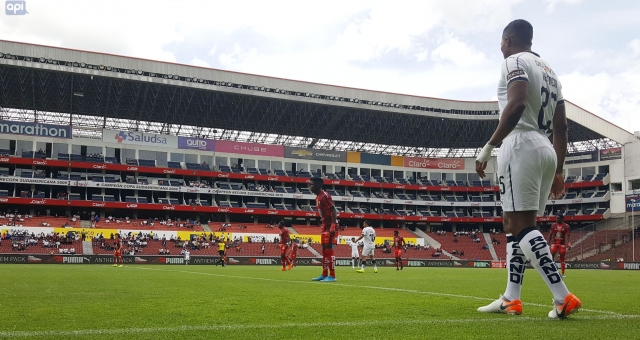 Antonio Valencia 16