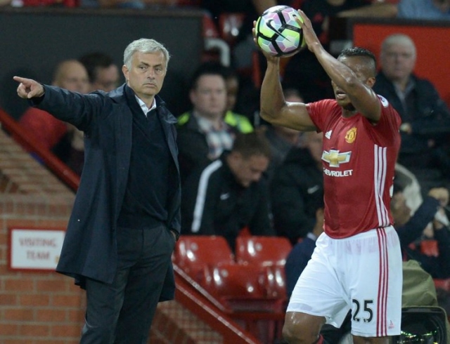 José Mourinho y Antonio Valencia