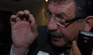 “Me amenazó con tirar a la prensa” (VIDEO)