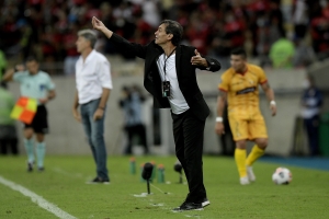 ¡ES QUE SALE CAMPEÓN CON TODOS! Fabián Bustos llega a otro gigante de América tras brillar en Perú