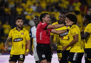 Insólito fallo de la CNA premia a Gabriel González después de sus errores en el Barcelona contra Liga