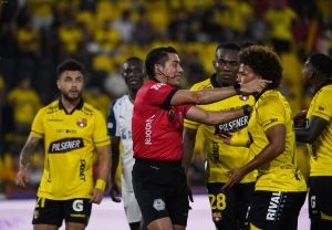 Insólito fallo de la CNA premia a Gabriel González después de sus errores en el Barcelona contra Liga