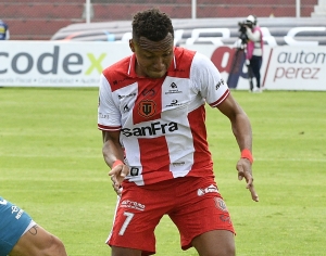 Técnico Universitario pudo respirar ante un rival directo