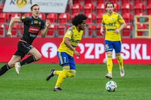 Cristhian Alemán repitió como titular y el Arka Gdynia trepa en la tabla en Polonia (RESUMEN)