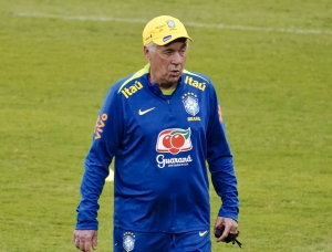 ¿QUÉ PASÓ AQUÍ? ¡La Brutal Reacción de Ancelotti al ver el escudo del Barcelona antes del Ecuador vs Brasil!