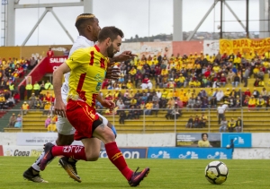 “Traté de cubrirme y me golpeó con la rodilla en la cadera” (VIDEO)