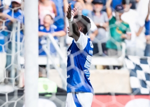 ¡Dolencia superada! Y Keny Arroyo vio acción en el penúltimo partido del año para Cruzeiro