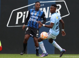 ¡Zubeldía le está “inventando” una nueva posición a Renato en LDU!