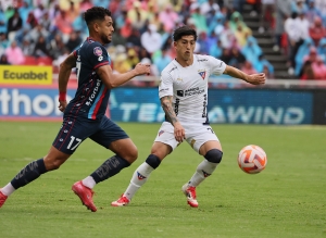 ¡CLÁSICO NO APTO PARA CARDÍACOS! Álex Arce se vistió de salvador de Liga con un frentazo en el final