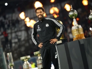Vozinha desata la locura en la afición de Colo Colo con su presentación en el Monumental
