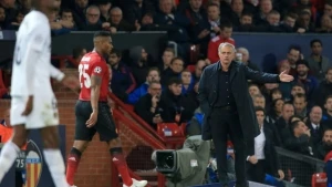 José Mourinho y Antonio Valencia 8