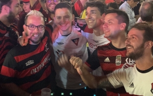 ¡Fan de Flamengo llega a GYE y lo primero que hace es hablar de LDU!