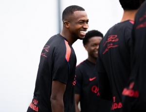 El calor arruina el césped del Parque de los Príncipes y altera el inicio del PSG con Willian Pacho en la Ligue 1