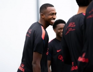 El calor arruina el césped del Parque de los Príncipes y altera el inicio del PSG con Willian Pacho en la Ligue 1