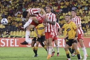 Si no es la altura…¡DT de Estudiantes se quejó del calor de Guayaquil!