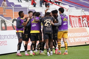 Zarpazo de Ayrton Preciado para volver a la vida a Aucas y someter a Técnico Universitario en Ambato