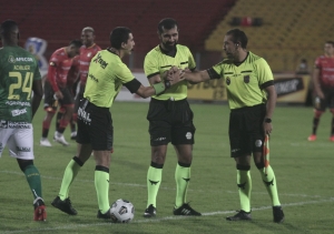 ¡Aún no hay acuerdo! Los árbitros no dan brazo a torcer ante FEF