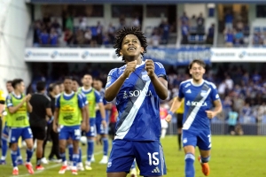 Noche mágica en la Caldera: Emelec apagó a Liga con una verdadera joyita de Luis Fragozo