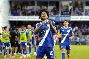 Noche mágica en la Caldera: Emelec apagó a Liga con una verdadera joyita de Luis Fragozo