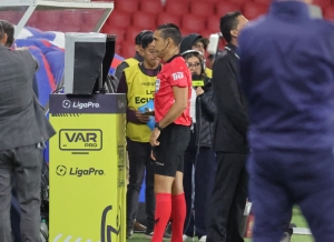 Escándalo del arbitraje contra Liga: Audios confirman un error garrafal del VAR que acabó con la roja a Corozo
