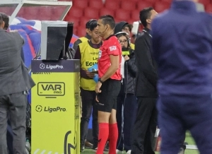 Escándalo del arbitraje contra Liga: Audios confirman un error garrafal del VAR que acabó con la roja a Corozo