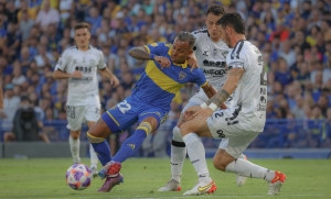 Boca chocó de bruces ante una Bombonera atónica