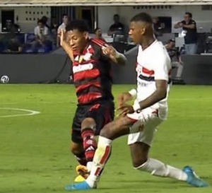 ¡El DT de Flamengo SALIÓ A DEFENDER a Gonzalo Plata por el Planchazo que le dio a Robert Arboleda!