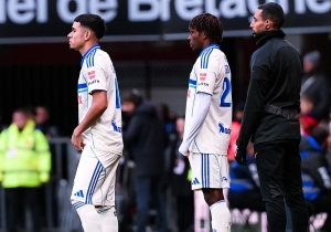 ¡LOS NIÑOS MIMADOS DEL CHELSEA! Moisés Caicedo y Kendry Páez encienden la previa con el cariño total de la hinchada