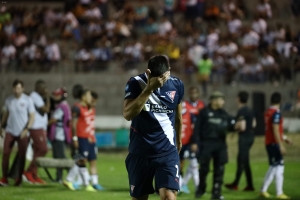 Alexander Domínguez se comió la victoria de Liga en medio de un arbitraje nervioso (RESUMEN)