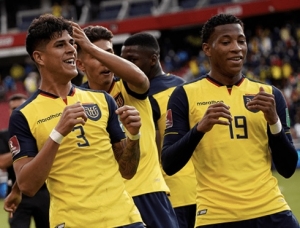 ¡Pretenden “robarle” el fichaje al Leeds y juntar a Gonzalo Plata con Piero Hincapié en Alemania!