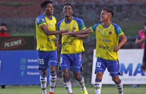 Gualaceo se toma el camión de bomberos para la fiesta (VIDEO)