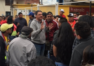 ¡Asediaron e insultaron al DT del Expreso en la calle! (VIDEO)