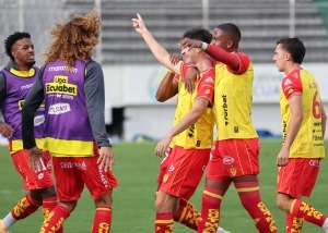Rugió el Ídolo del Pueblo: Aucas saca su artillería pesada y firma la remontada ante la Universidad Católica