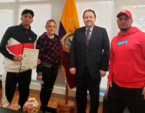 ¡Diego Almeida es oficialmente ecuatoriano! (FOTO)