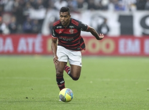 Alex Sandro reconoce el favoritismo del PSG antes de la final