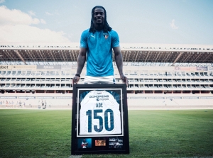 Ricardo Adé recibe un caluroso homenaje en Liga de Quito por llegar a los 150 partidos en el club