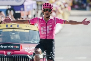 Una locomotora inoxidable: Carapaz vuelve a destacar y gana la etapa en el Tour de Francia