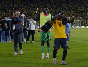 Se Robó el Show en el Monumental… ¡John Yeboah ya es MÁS ECUATORIANO QUE EL ENCEBOLLADO!