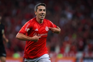 ¿LDU encontró en Brasil al REEMPLAZANTE DE PIOVI para revolucionar su Mediocampo 2025?