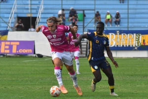 ¡TROPIEZO QUE PUEDE COSTAR CARO! Independiente se cae ante Delfín y sus perseguidores ya huelen sangre