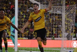 “Primera vez que veo a un DT meterse en un fichaje… No es casualidad que le pongan piedras a Emelec