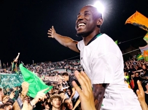 John Yeboah es ídolo absoluto y se robó el show en la fiesta del campeón que puso a vibrar a todo el Venezia