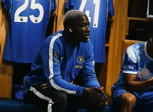 Moisés Caicedo contagiado de un Chelsea que no se cansa de hacer el ridículo
