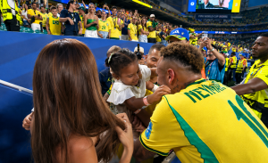 Neymar regresó al Mundial con Brasil, corrió a abrazar a su madre y terminó quebrado en lágrimas