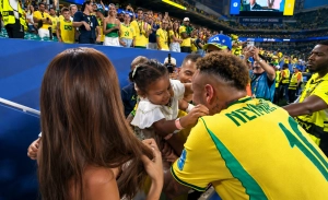 Neymar regresó al Mundial con Brasil, corrió a abrazar a su madre y terminó quebrado en lágrimas