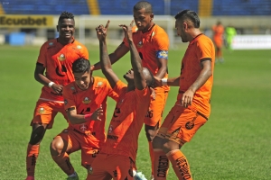 Libertad maniató a uno de los punteros y pone al rojo vivo el Descenso