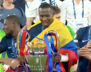 No podía faltar el abrazo de Willian Pacho a Piero Hincapié tras la final de la Champions League