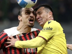 ¡Zlatan chocó con Medel, terminó sangrando y frenan al AC Milán en la Serie A! (VIDEO)