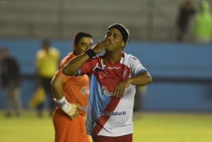 Ronaldinho deleitó a la afición de Manta con su magia (VIDEO)