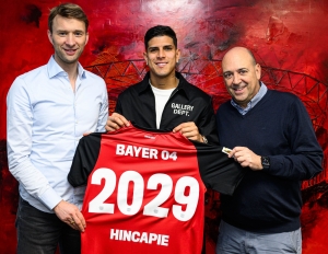 ¡Piero Hincapié metió una asistencia a lo Beckham con el Leverkusen! (VIDEO)